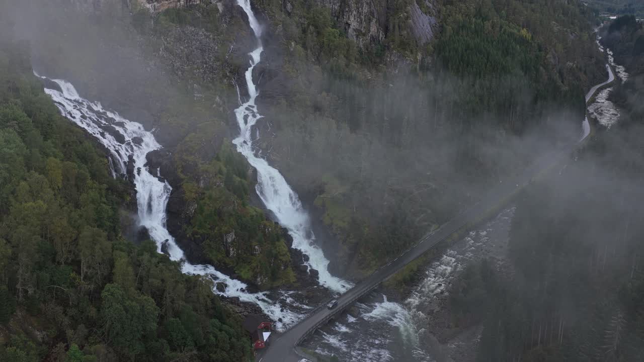 Pohled z dronu na Latefossen ve vysokohorském údolí jižního Norska