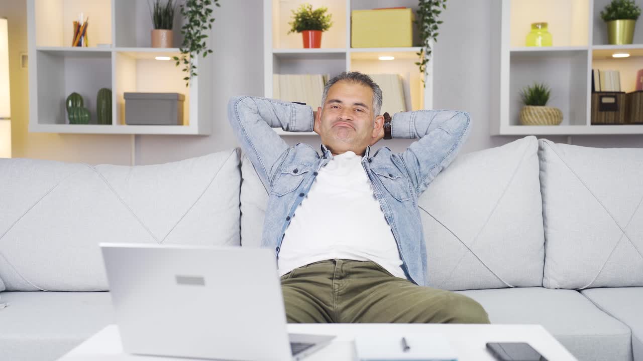 일을 끝내고, 그 사람은 휴식을 취합니다.