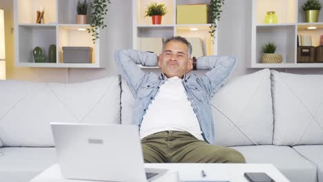 después de terminar su trabajo, el hombre se relaja.