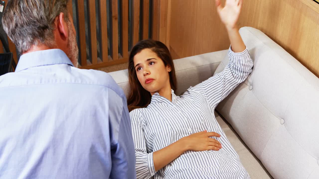 paciente femenina interactuando con el médico
