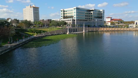 Stately-park-beside-lake-Mirror-in-Lakeland-Florida-on-a-sunny-day-with-blue-skies