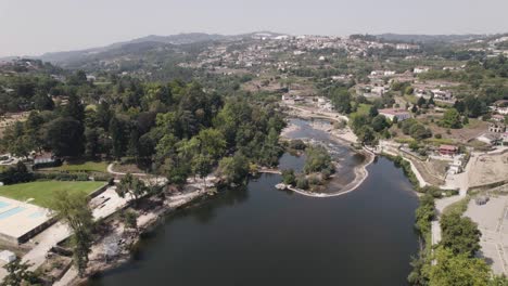 Fliegen-Sie-über-Den-Sich-Schlängelnden-Fluss-Tamega,-Amarante,-Minho,-Portugal