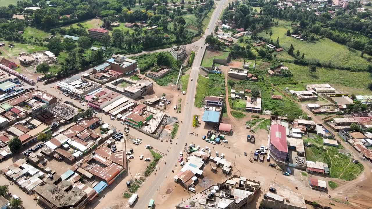 케냐 아프리카의 작은 마을 로이토키톡 작은 마을을 비행하는 드론의 도시 경관-드론 뷰 선도 라인