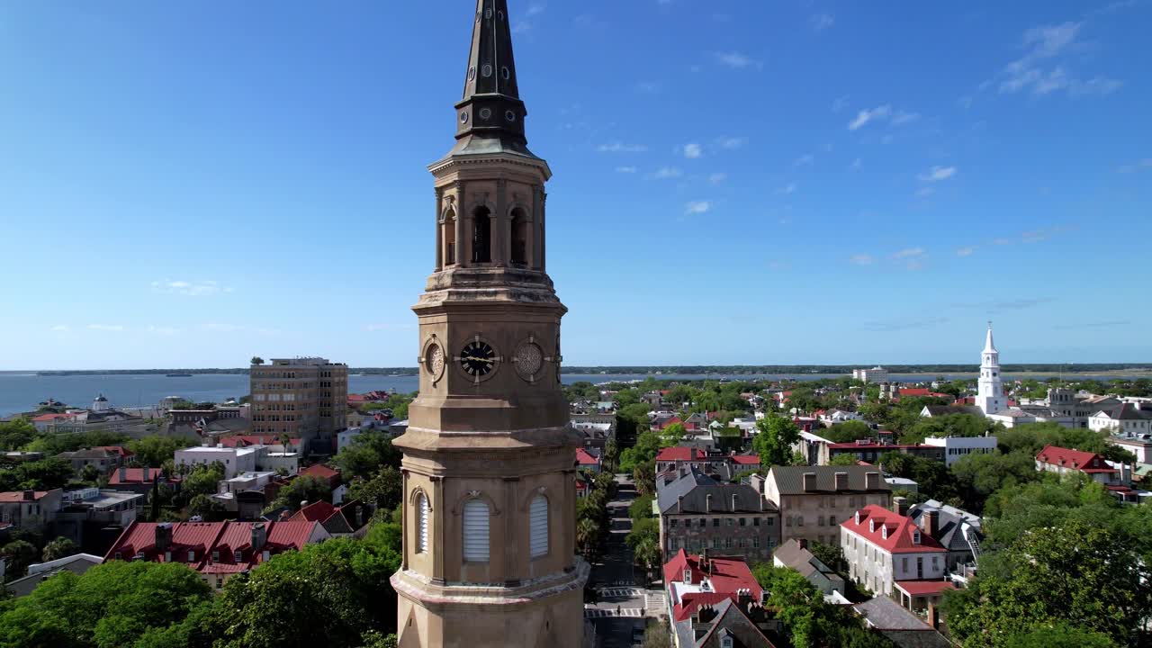 찰스턴 사우스캐롤라이나주 찰스턴 사우스캐롤라이나의 세인트 필립스 교회 아래로 느린 공중 기울기