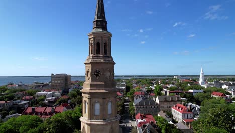 inclinación aérea lenta hacia abajo iglesia de st philips en charleston sc, charleston carolina del sur