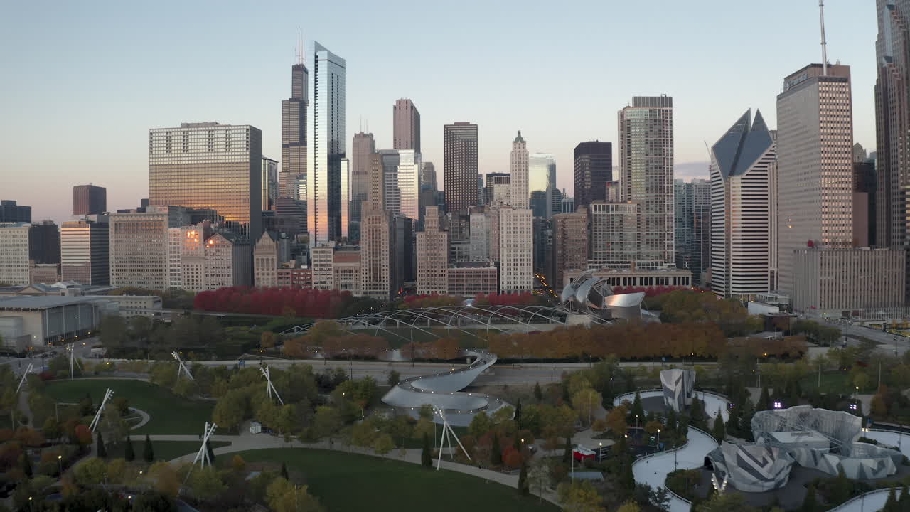 vista aérea de los edificios del centro de chicago y el parque del milenio