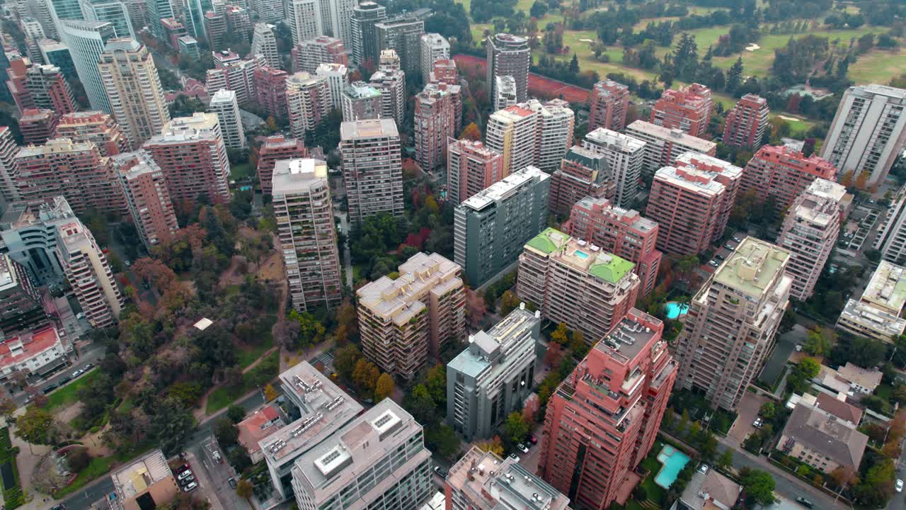 Condomínios coloridos em vista aérea no bairro nobre El Golf, em Santiago do Chile