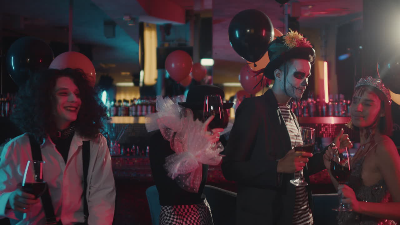 친구들이 춤을 추고 있습니다.