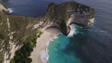 印尼巴厘島的凱林金海灘,藍海和岩石半島, 蒂雷克斯懸崖, 藍色水 - - 無人機透露拍攝