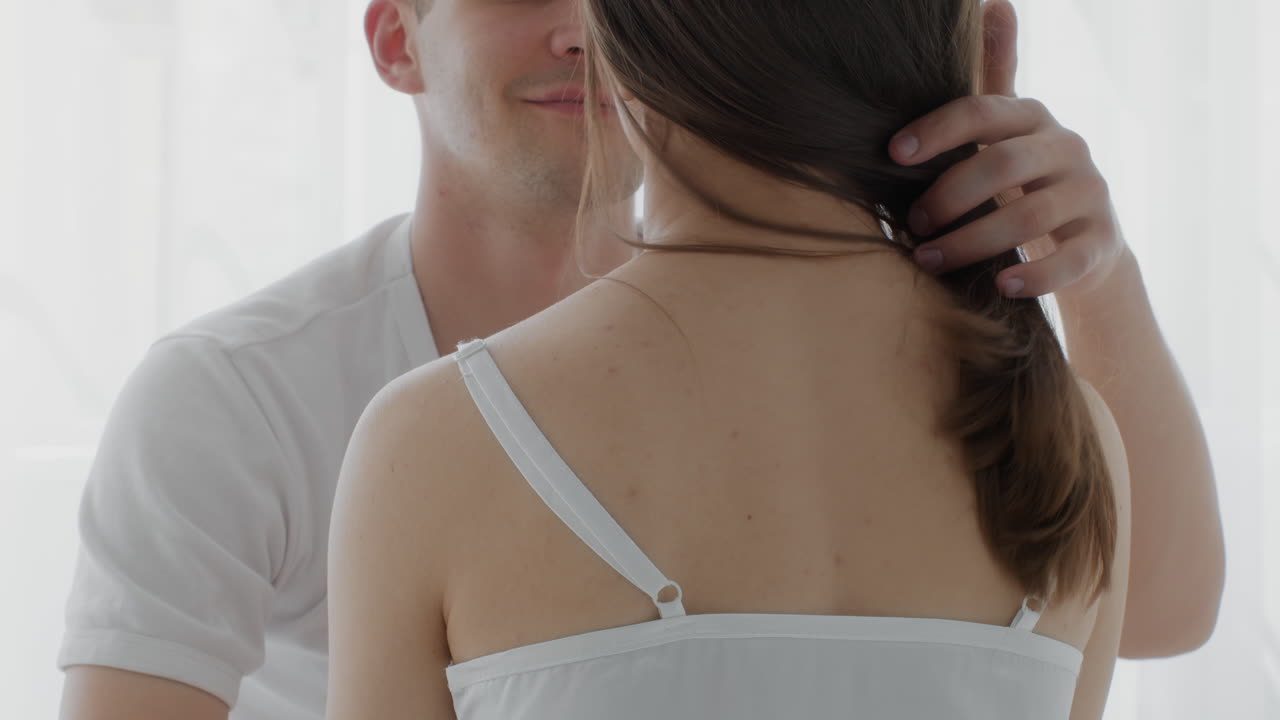 애정 스러운 포옹 에 있는 부부