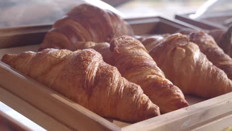 croissants en una bandeja de madera