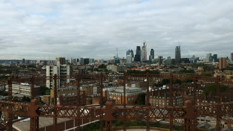 ariel view of the bethnal green gas holder en el este de londres con el horizonte nublado de la ciudad de londres