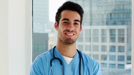 Portrait-of-male-doctor-standing-with-arms-crossed