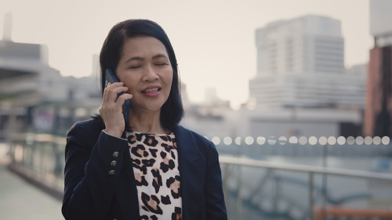 도시에서 전화 중인 사업가