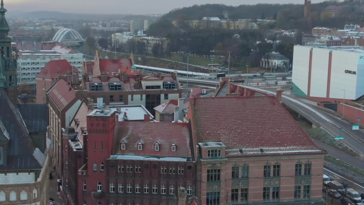 Edifici e tetti della città a Danzica, Polonia, durante una giornata nuvolosa.