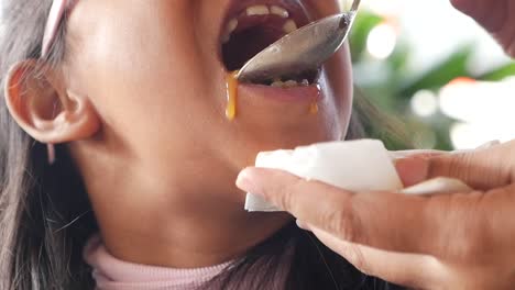 niño siendo alimentado con una cuchara