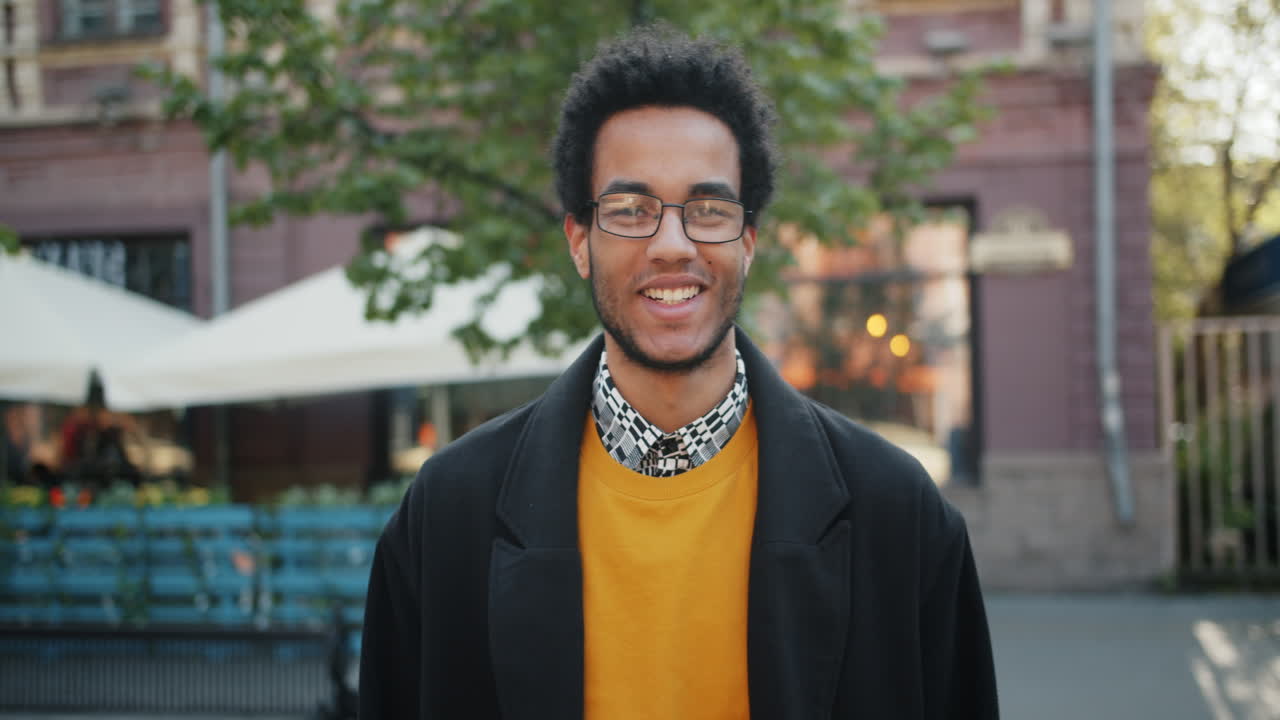 Homem Sorrindo em uma Rua da Cidade