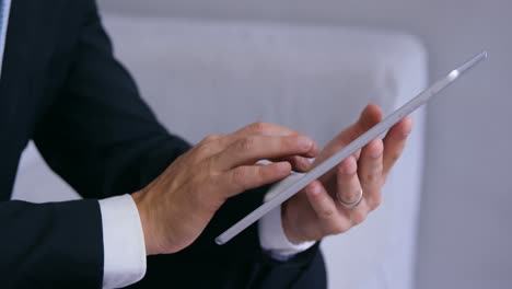 primer plano de la mano de un hombre de negocios usando una tableta digital