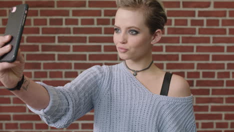 Retrato-De-Moda-De-Una-Mujer-Joven-Y-Elegante-Posando-Tomando-Una-Foto-Selfie-Usando-Un-Teléfono-Inteligente