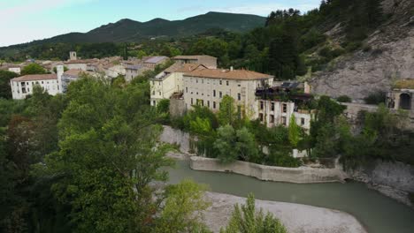 Luftaufnahme-Des-Kleinen-Dorfes-Saillans,-Fluss-Drôme