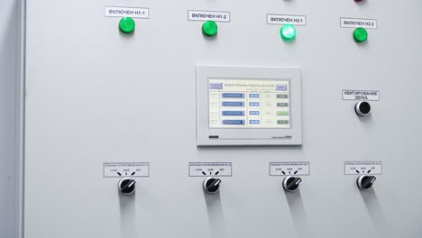 panel de control industrial con operador