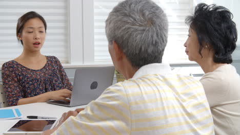 Toma-En-Cámara-Lenta-De-Una-Pareja-De-Ancianos-Reuniéndose-Con-Un-Médico