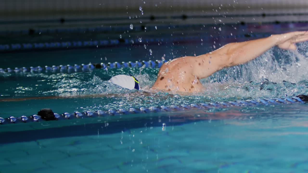 수영장에서 수영 훈련