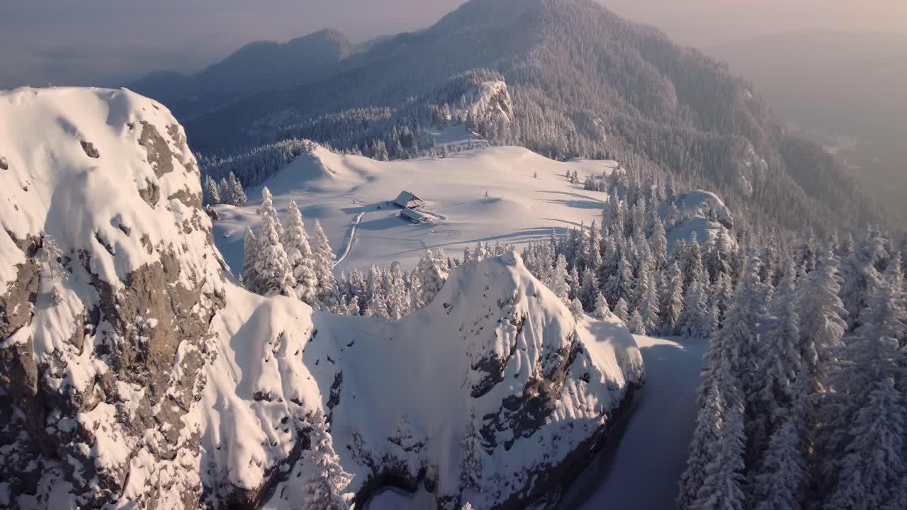 experimentar el encanto de una cabaña de invierno en lo alto de una montaña cubierta de nieve, un escondite cautivador en medio de un pintoresco amanecer