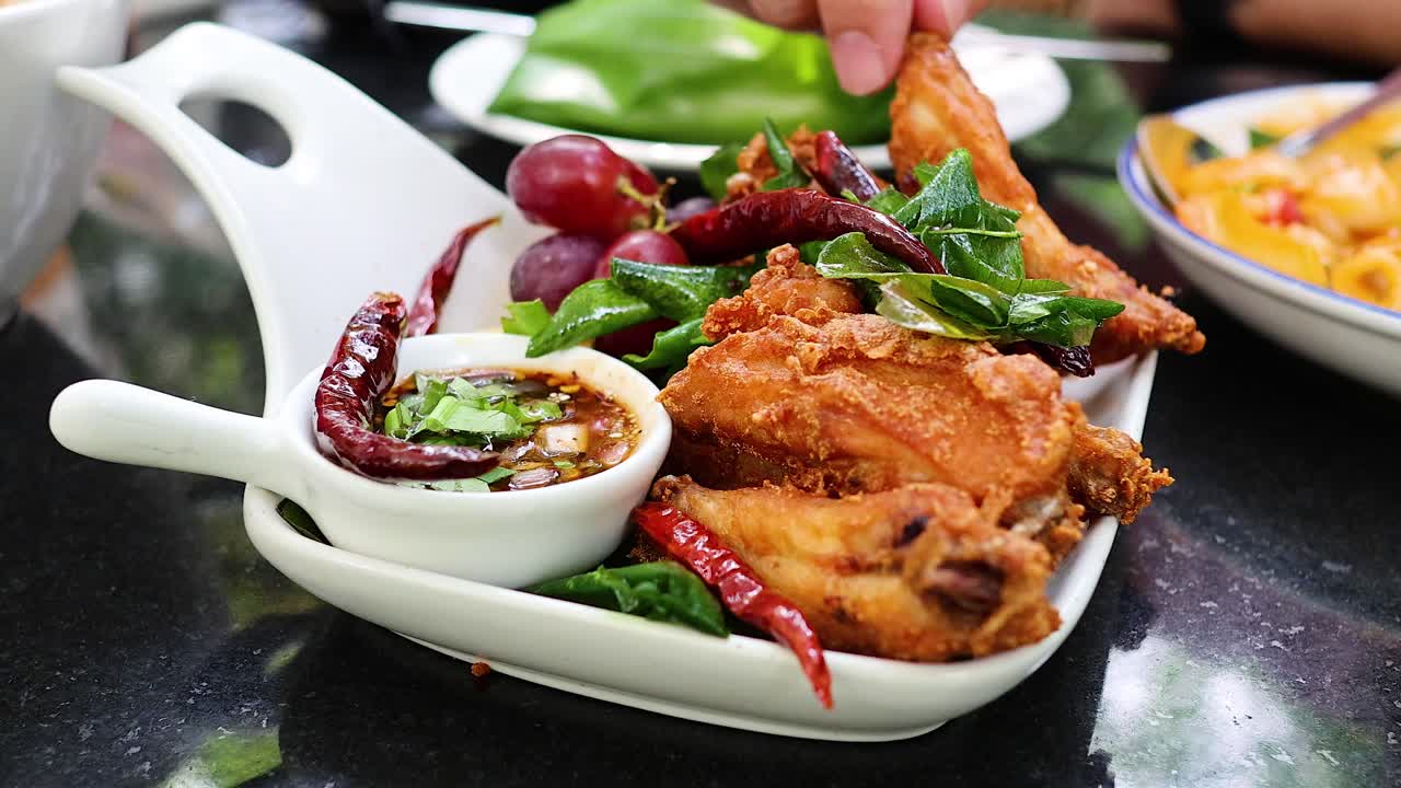 김 소스와 함께 김 을 손으로 제공