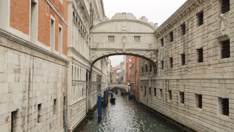 Puente-De-Los-Suspiros-Desde-Ponte-Della-Canonica-Sobre-Rio-Di-Palazzo-En-Venecia,-Italia.