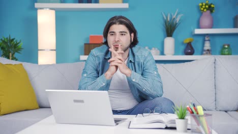 indeciso para hacer una elección, el joven es reflexivo.