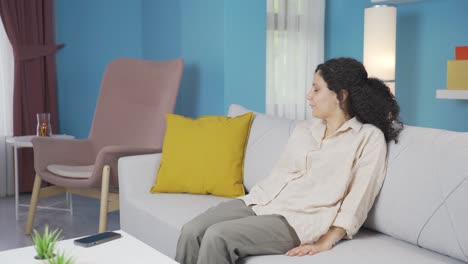 una mujer joven relajada, feliz y pacífica.