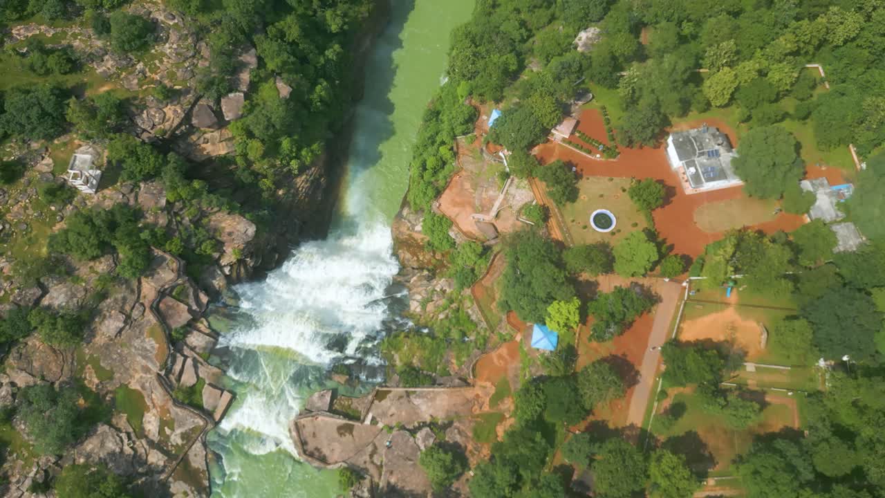 cascada rajdari devdari y la presa latif shah y el lago chandraprabha vista aérea