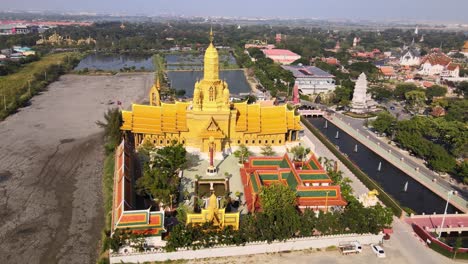 美麗的黃金寺廟的4k空中圖片, 有黃金站立的佛像在古城公園, 穆安波蘭, 薩穆特普拉坎省