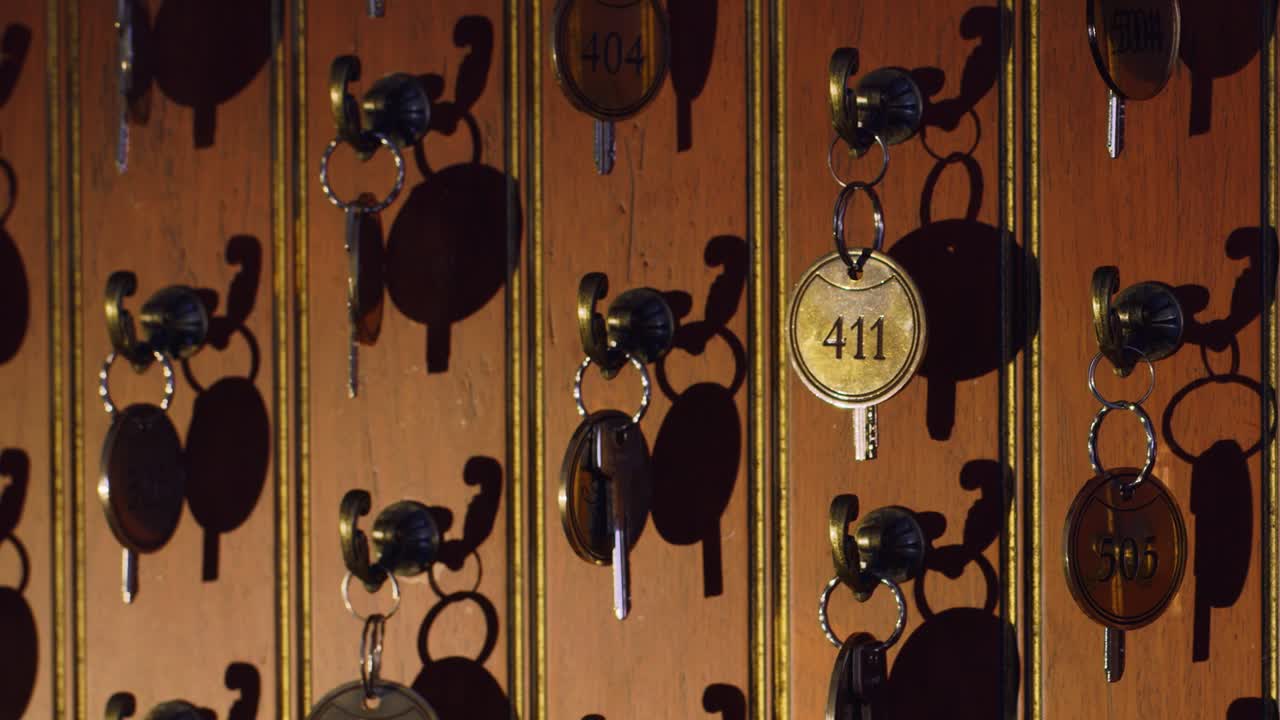 호텔 리셉션 데스크의 많은 열쇠