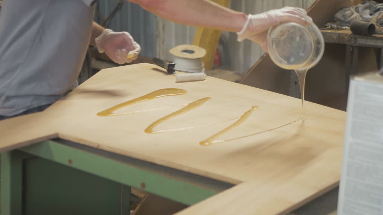Coating Okoume plywood with epoxy resin