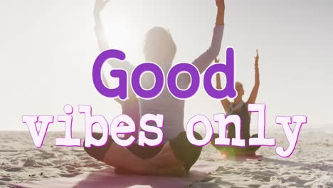 animación de texto sólo buenas vibraciones, en púrpura y blanco, sobre mujeres haciendo yoga en la playa