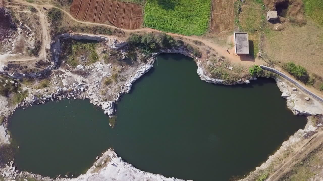인도 하이데라바드 에 있는 연못 이 있는 버려진 돌 광산 의 드론 뷰