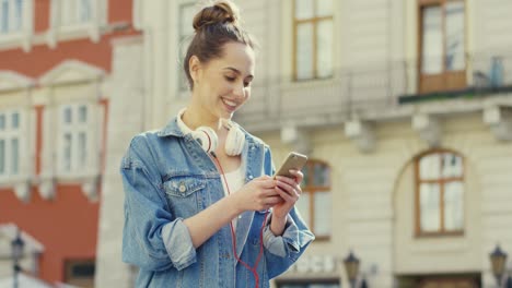 Stylish-Girl-Standing-In-The-Street