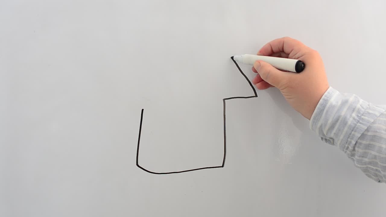 Disegniamo una casa su una lavagna con un pennarello. Scriviamo con un pennarello.