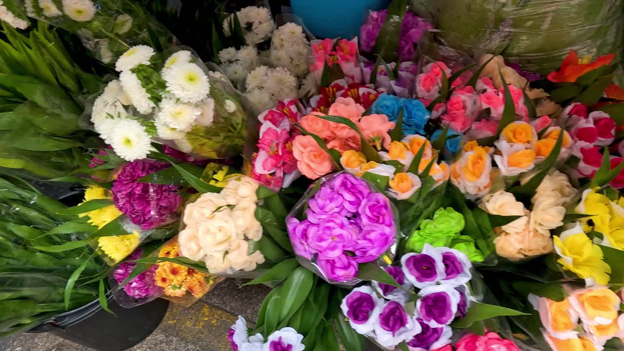 Farverige blomster udstillet til salg på markedet