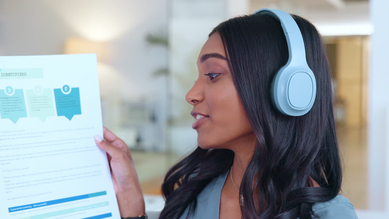 analista de investigación de mercado leyendo datos para su equipo