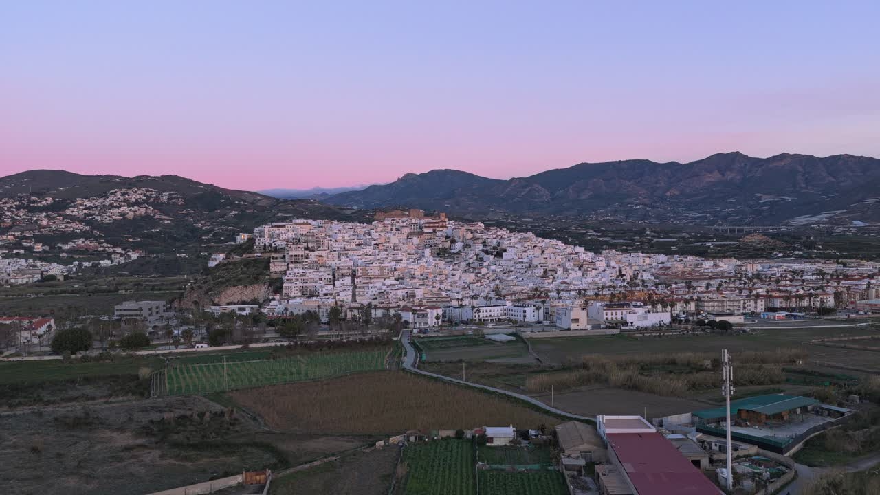 İspanya, Granada'daki Salobreña kasabasının gün doğumu sırasındaki havadan görünümü