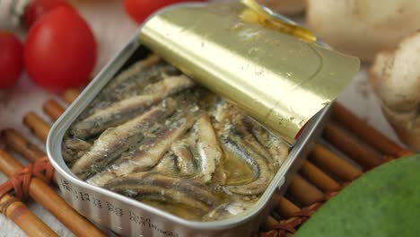 sardinas enlatadas con tomates, setas y aguacate