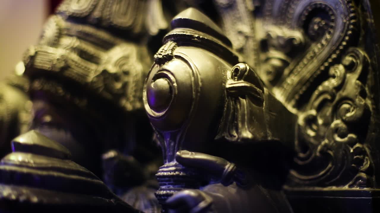 primer plano de una parte de una escultura