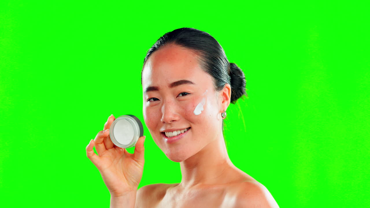 피부 관리, 얼굴 및 크림 용기와 함께 여성