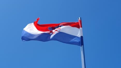 Mirando-Hacia-Arriba-A-La-Bandera-Nacional-Croata-Ondeando-En-El-Viento-Con-Tablero-De-Ajedrez-Rojo-Y-Blanco