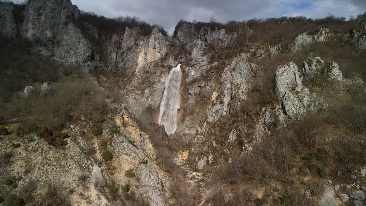 catarata de skakavica entre las rocas de la naturaleza salvaje de montenegro