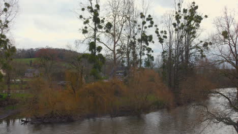 Vista-De-Perfil-Del-Río-Sobre-El-Pueblo-De-Clécy-En-Clécy,-Francia