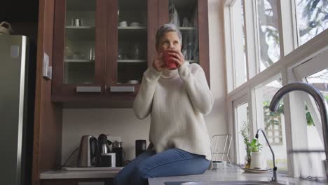 mujer mayor sola en casa